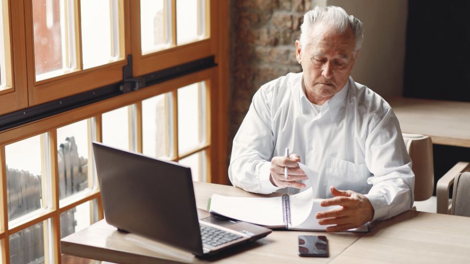 Persona planificando cómo invertir después de los 50 años